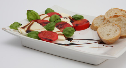 Mozarella mit Tomaten, Balsamico und Brot