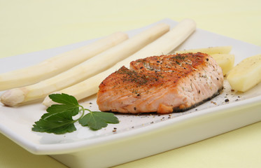 Lachs mit weißem Spargel und Kartoffeln