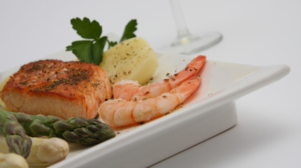 Fischgericht mit Spargel