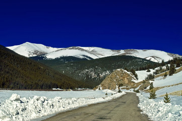 Obraz premium A Snowy Road in Colorado during Winter