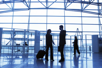 Geschäftsmann und Frau im Terminal