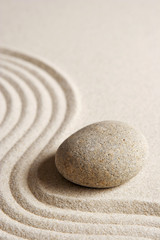 Fototapeta na wymiar Kamień na raked piasku