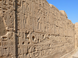 mur, de bas-reliefs
