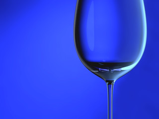 Leeres Weinglas vor blauem Hintergrund 