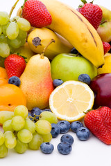 Viele Sorten von Früchten auf weißem Hintergrund