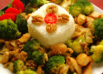 Stir-fried chicken with broccoli