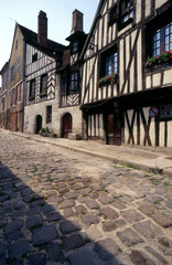 Fototapeta na wymiar Auxerre, średniowieczna ulica 106