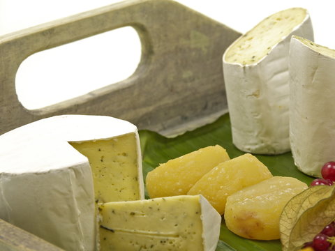 k&auml;se aus kuh, schaf und ziegenmilch