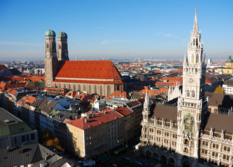 Fototapeta na wymiar Monachium Ratusz i Frauenkirche