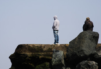 jeune homme qui regarde la mer