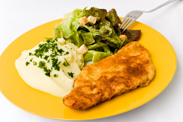 Paniertes Wiener-Schnitzel mit Gemüse,Salat und Püree