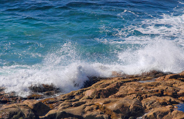 Fototapeta na wymiar waves crashing onto rocks