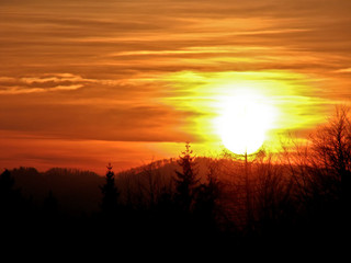 Obraz premium reddish sunset over slovak mountains
