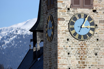 Kirchturm mit Uhr