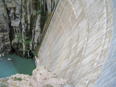 photo of hydroelectric dam to generate energy
