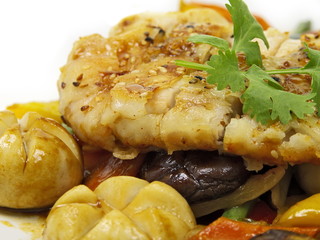 gebratene panierte hühnerbrust mit pilzen und farbenfroh gemüse