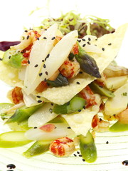 wellnessgefühl von spargelsalat mit flusskrebsschwänze