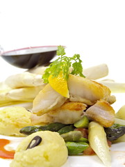 spargel, fisch und rotwein ein kostbare genuss
