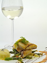 essbare kunst mit lachs,spargel und weißwein