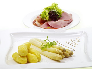 erstklassige spargel mit aufschnittplatte und kartoffeln