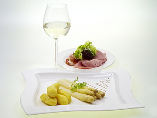 spargelfreude mit weißwein, aufschnittplatte und kartoffeln