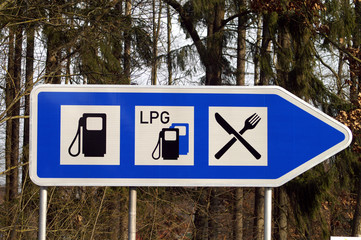 Ausfahrt Tankstelle
