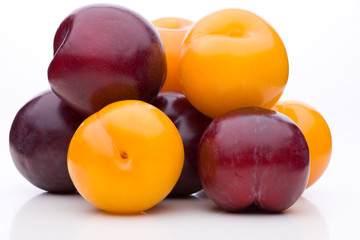 Orange und violette Pflaumen gestapelt zum Quadrat