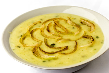Zwiebel-Sahne Suppe mit pilzen