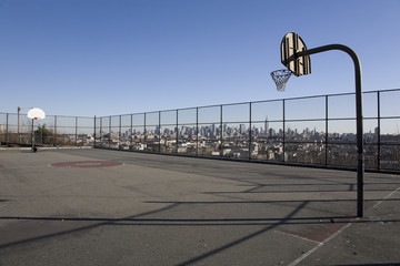 Obraz premium Basketball Court with Manhattan Background