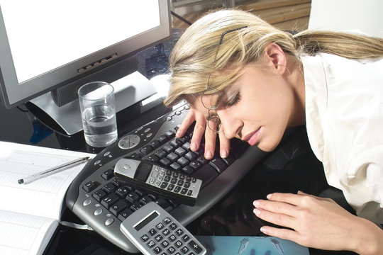 Frau schläft im Büro