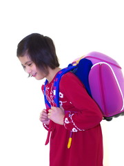 schulkind mit schwerer schultasche unterwegs