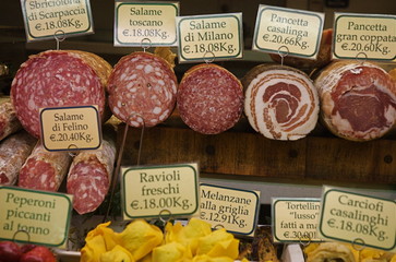 Charcuterie italienne sur un étal du marché central de Florence  - obrazy, fototapety, plakaty