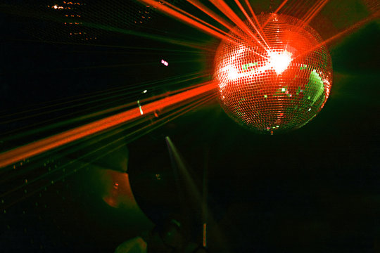 boule a facettes avec rayons laser rouge soir&eacute;e en discoth&egrave;que