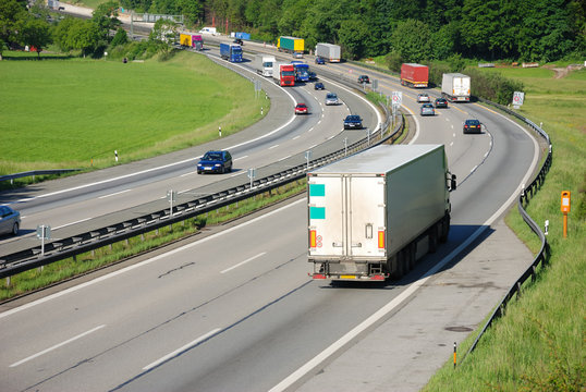 Verkehr auf Autobahn