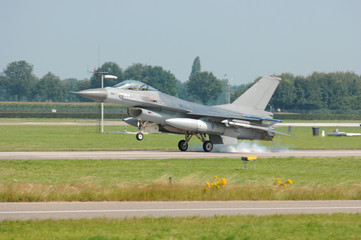 F-16 Fighting Falcon beim Landen