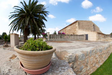 Spanische Finca mit Blume