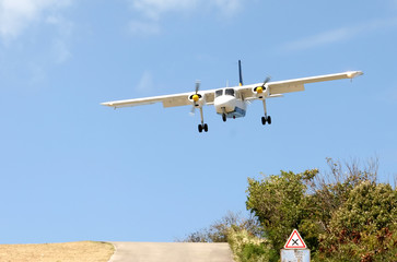 St. Barth: the arrival descent is extremely steep. - obrazy, fototapety, plakaty