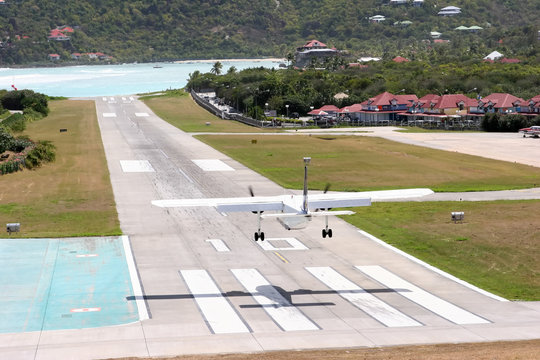 St. Barth: the short airstrip ends directly on the beach.