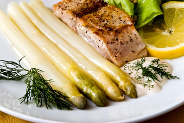 Spargeln mit Wildlachs
