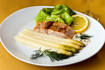 Spargeln mit Wildlachs