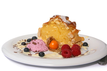 Kuchen mit Mousse und Früchte