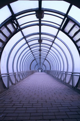 futuristische glazen tunnel