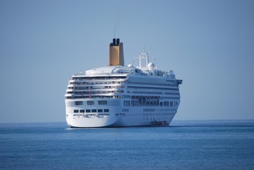 Bateau de croisi&egrave;re au petit matin