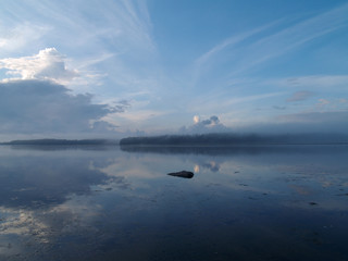 Wolkenhimmel überm Wasser