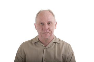 Obraz premium Starszy facet w brązowej jedwabnej koszuli