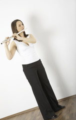 junge frau mit querflöte