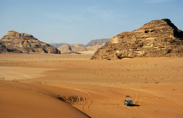 Fototapeta na wymiar samochód jeep w kamienistej pustyni