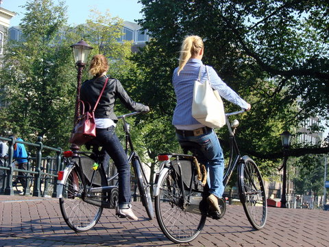 ragazze in bicicletta
