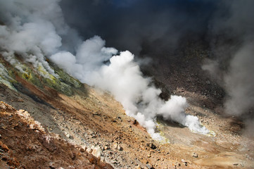 Fototapeta na wymiar Aktywny krater wulkaniczny