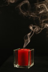 derniers soupirs d'une bougie rouge